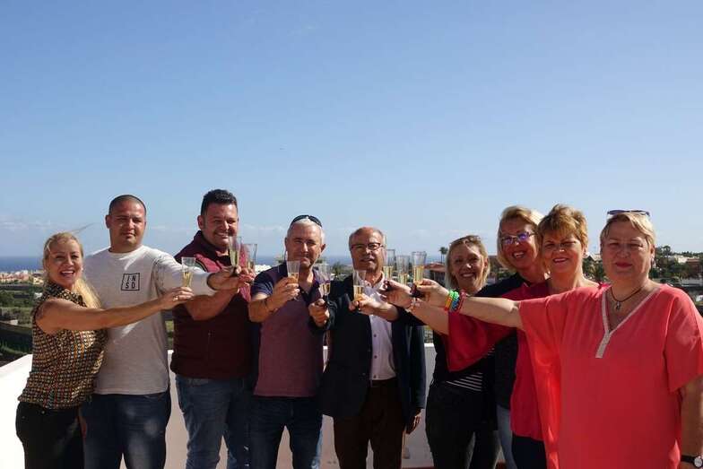 Henríquez, en el centro de la imagen, con miembros de su equipo (Foto TA)